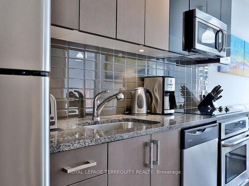 210-98 Lillian St, Toronto, ON - Indoor Photo Showing Kitchen