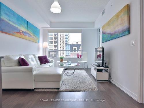 210-98 Lillian St, Toronto, ON - Indoor Photo Showing Living Room