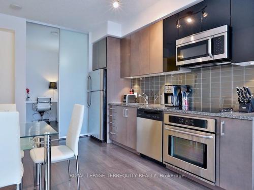 210-98 Lillian St, Toronto, ON - Indoor Photo Showing Kitchen