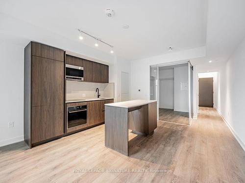 504N-117 Broadway Ave, Toronto, ON - Indoor Photo Showing Kitchen With Upgraded Kitchen