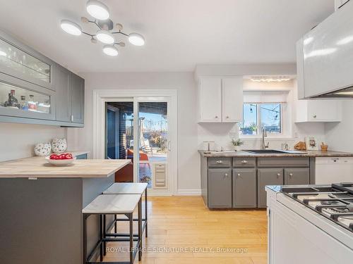 17 Chapais Cres, Toronto, ON - Indoor Photo Showing Kitchen