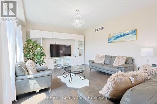 13 Cinnamon Street, Thorold, ON - Indoor Photo Showing Living Room