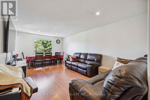 125 Overbank Drive, Oshawa, ON - Indoor Photo Showing Living Room