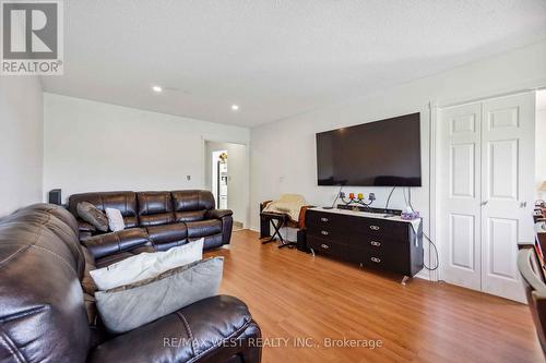 125 Overbank Drive, Oshawa, ON - Indoor Photo Showing Living Room