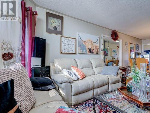 19 Brown Wood Drive, Barrie, ON - Indoor Photo Showing Living Room