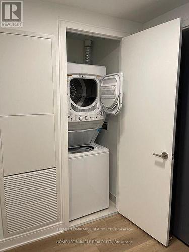 1008 - 86 - 90 Dundas Street W, Mississauga, ON - Indoor Photo Showing Laundry Room