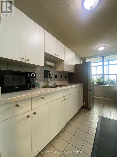 903 - 18 Knightsbridge Road, Brampton, ON - Indoor Photo Showing Kitchen