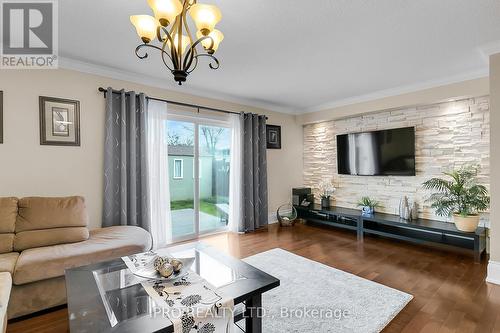 39 Raspberry Lane, Guelph, ON - Indoor Photo Showing Living Room