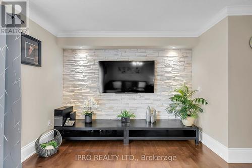 39 Raspberry Lane, Guelph, ON - Indoor Photo Showing Living Room