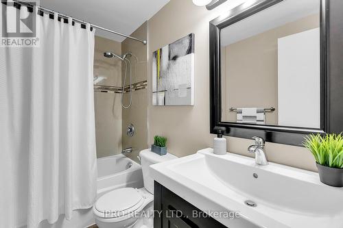 39 Raspberry Lane, Guelph, ON - Indoor Photo Showing Bathroom