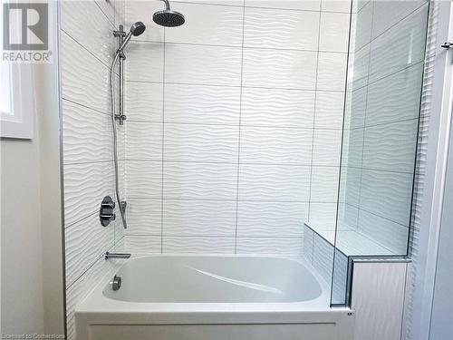 Bathroom featuring tiled shower / bath - 53 Giles Street, London, ON - Indoor Photo Showing Bathroom