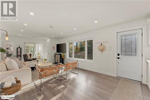 1343 Walkers Point Road, Muskoka Lakes, ON - Indoor Photo Showing Living Room