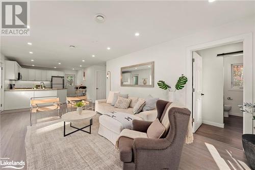 1343 Walkers Point Road, Muskoka Lakes, ON - Indoor Photo Showing Living Room