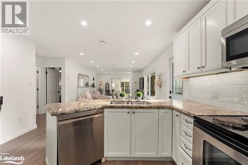 1343 Walkers Point Road, Muskoka Lakes, ON - Indoor Photo Showing Kitchen With Double Sink With Upgraded Kitchen