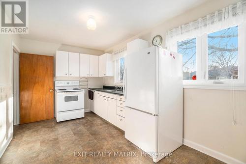 629 Gardenvale Road, Ottawa, ON - Indoor Photo Showing Kitchen With Double Sink