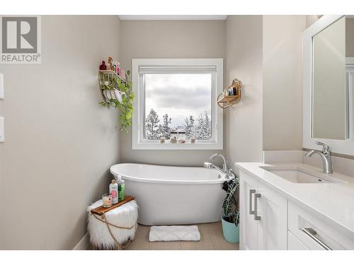 Primary Bedroom Ensuite - 1072 Aurora Heights, West Kelowna, BC - Indoor Photo Showing Bathroom