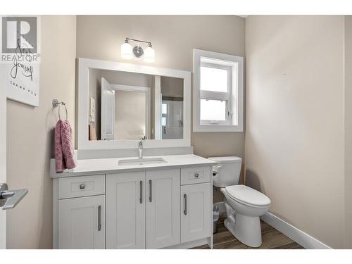 Main Floor Bathroom w/ Shower - 1072 Aurora Heights, West Kelowna, BC - Indoor Photo Showing Bathroom