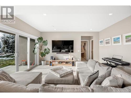 1072 Aurora Heights, West Kelowna, BC - Indoor Photo Showing Living Room