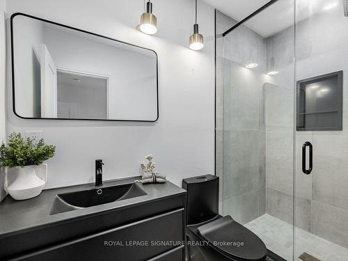 131 Maplewood Ave, Toronto, ON - Indoor Photo Showing Bathroom