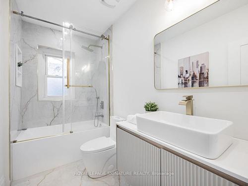 131 Maplewood Ave, Toronto, ON - Indoor Photo Showing Bathroom