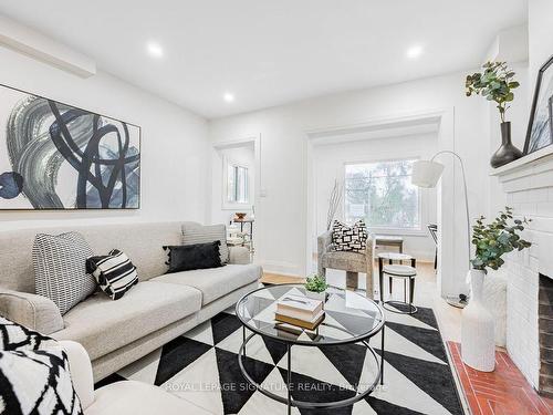 131 Maplewood Ave, Toronto, ON - Indoor Photo Showing Living Room