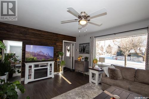 201 27Th Street, Battleford, SK - Indoor Photo Showing Living Room