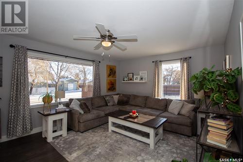 201 27Th Street, Battleford, SK - Indoor Photo Showing Living Room