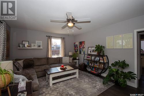 201 27Th Street, Battleford, SK - Indoor Photo Showing Living Room