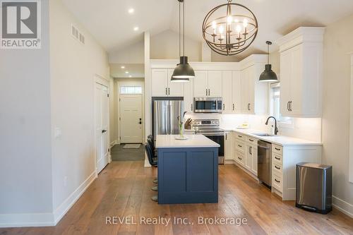 3733 Roxborough Avenue, Fort Erie, ON - Indoor Photo Showing Kitchen With Upgraded Kitchen