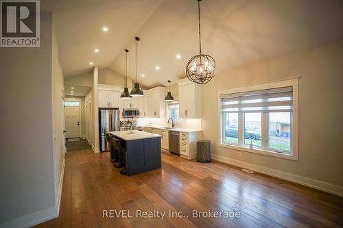 3733 Roxborough Avenue, Fort Erie, ON - Indoor Photo Showing Kitchen