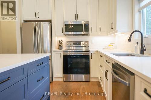 3733 Roxborough Avenue, Fort Erie, ON - Indoor Photo Showing Kitchen With Upgraded Kitchen