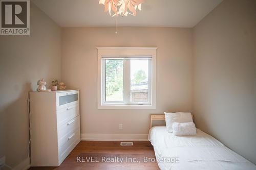 3733 Roxborough Avenue, Fort Erie, ON - Indoor Photo Showing Bedroom