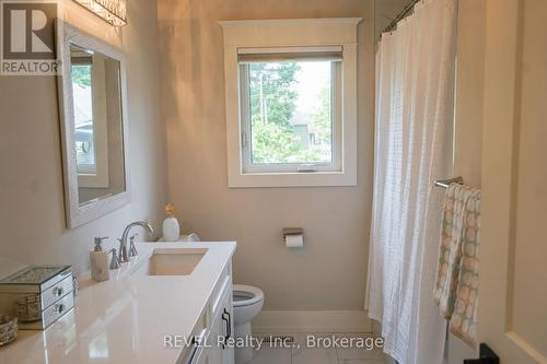 3733 Roxborough Avenue, Fort Erie, ON - Indoor Photo Showing Bathroom