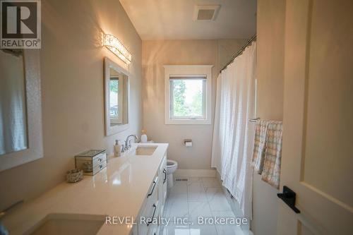 3733 Roxborough Avenue, Fort Erie, ON - Indoor Photo Showing Bathroom