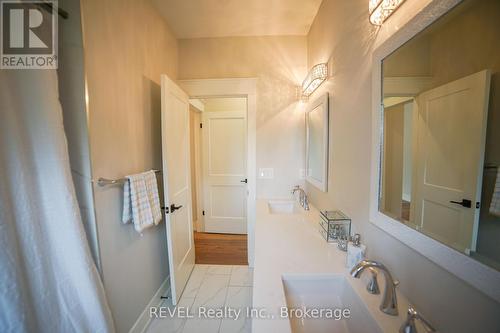 3733 Roxborough Avenue, Fort Erie, ON - Indoor Photo Showing Bathroom