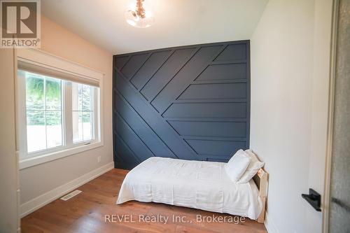 3733 Roxborough Avenue, Fort Erie, ON - Indoor Photo Showing Bedroom