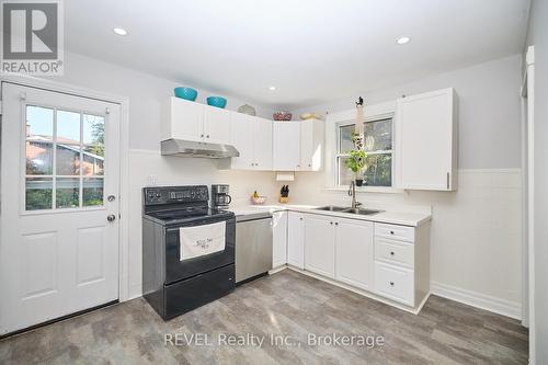 5737 Brookfield Avenue, Niagara Falls, ON - Indoor Photo Showing Kitchen With Double Sink