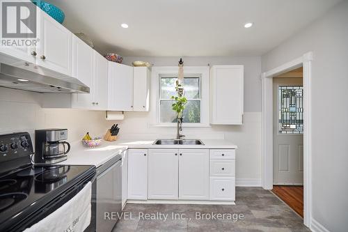 5737 Brookfield Avenue, Niagara Falls, ON - Indoor Photo Showing Kitchen With Double Sink