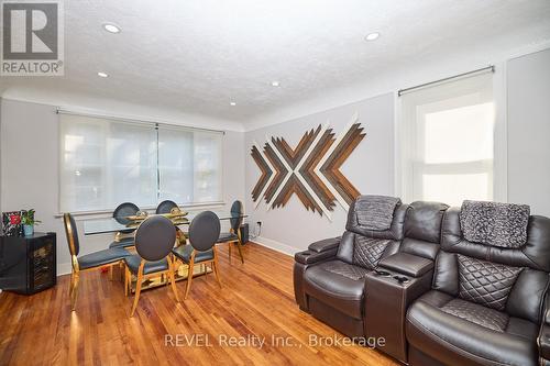 5737 Brookfield Avenue, Niagara Falls, ON - Indoor Photo Showing Living Room