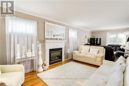 1 Shaver Road, St. Catharines (462 - Rykert/Vansickle), ON - Indoor Photo Showing Living Room With Fireplace