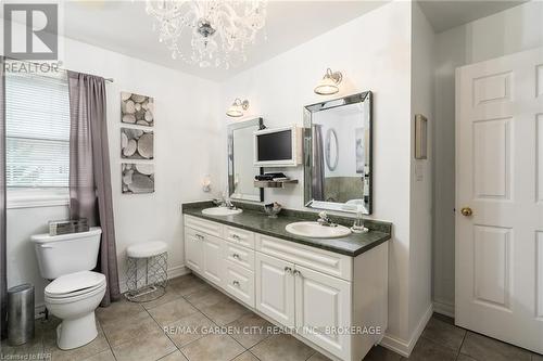 1 Shaver Road, St. Catharines (462 - Rykert/Vansickle), ON - Indoor Photo Showing Bathroom