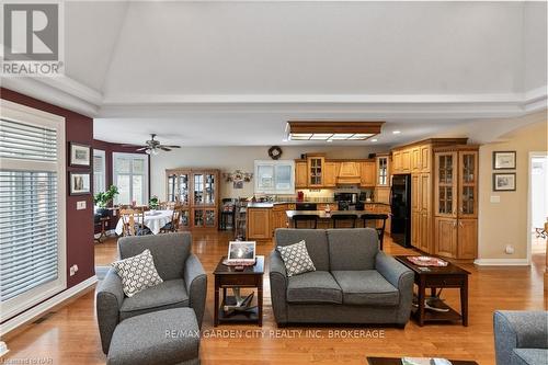 100 Thorold Road, Welland (769 - Prince Charles), ON - Indoor Photo Showing Living Room