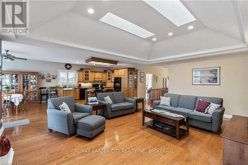 100 Thorold Road, Welland (769 - Prince Charles), ON - Indoor Photo Showing Living Room