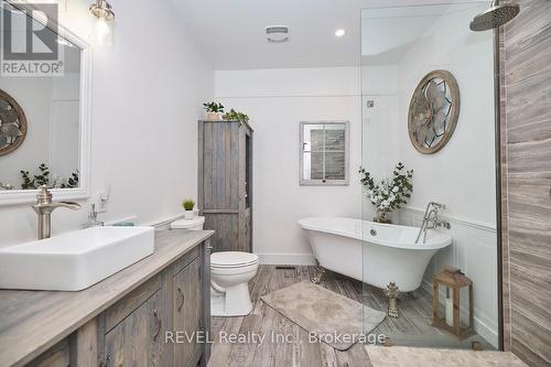 9695 Grassy Brook Road, Niagara Falls, ON - Indoor Photo Showing Bathroom