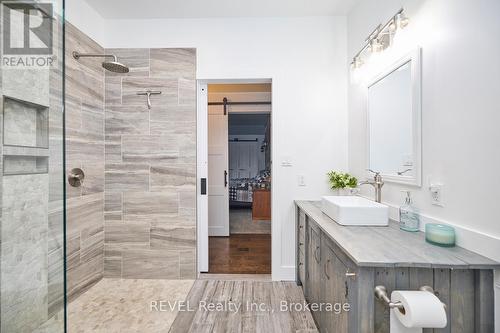 9695 Grassy Brook Road, Niagara Falls, ON - Indoor Photo Showing Bathroom