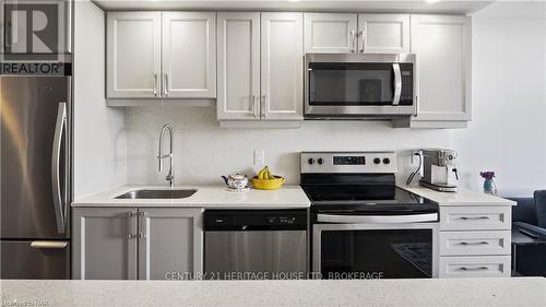 606 - 7711 Green Vista Gate, Niagara Falls (220 - Oldfield), ON - Indoor Photo Showing Kitchen With Upgraded Kitchen