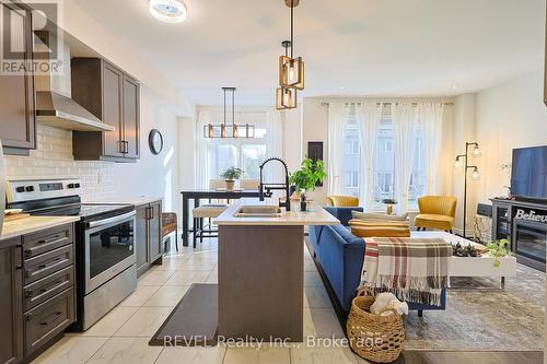 7814 Hackberry Trail, Niagara Falls (222 - Brown), ON - Indoor Photo Showing Kitchen With Upgraded Kitchen