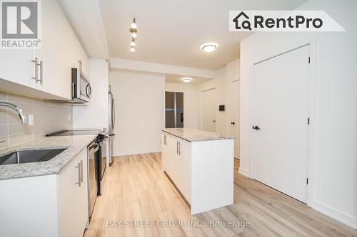 1305 - 345 Wheat Boom Drive, Oakville, ON - Indoor Photo Showing Kitchen