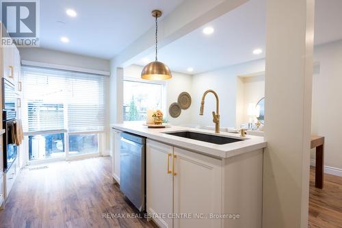 3759 Milkwood Crescent, Mississauga, ON - Indoor Photo Showing Kitchen