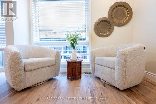 3759 Milkwood Crescent, Mississauga, ON - Indoor Photo Showing Living Room